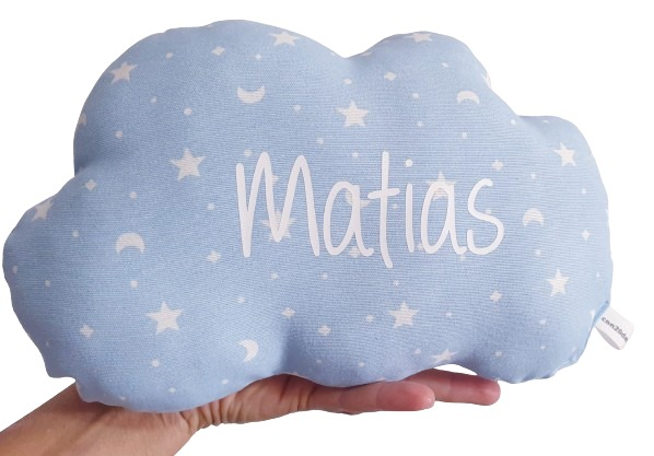 Nuestros cojines personalizados son el detalle ideal. Acertaras seguro ya sea como regalo para celebrar un nacimiento un bautizo o para decorar el cuarto de tu bebe